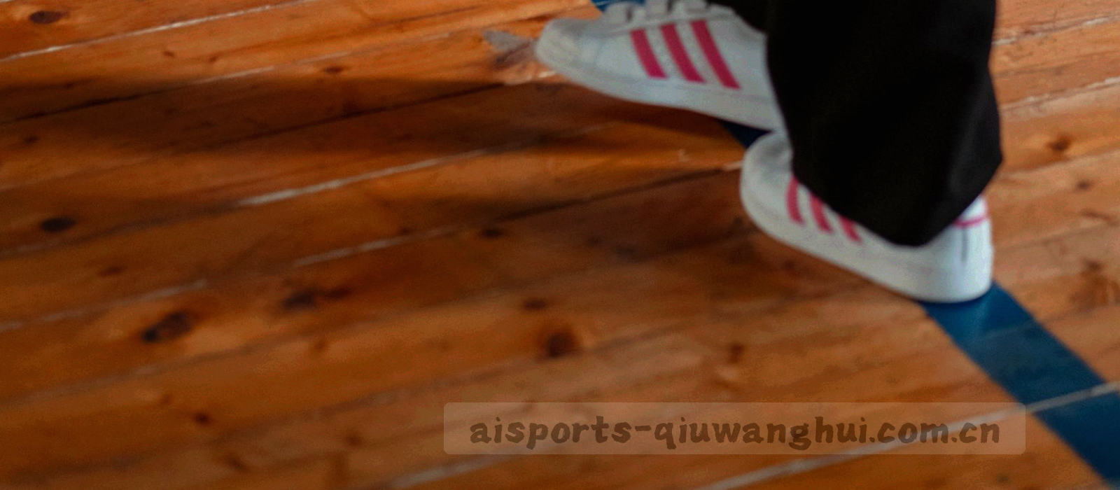 替补席球员在场边等待登场，教练组正在布置战术